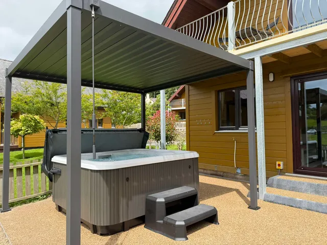 Inari Gold Hot Tub
