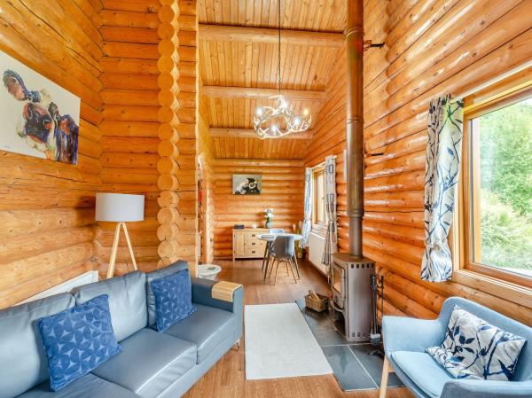 Erie lodge dining area
