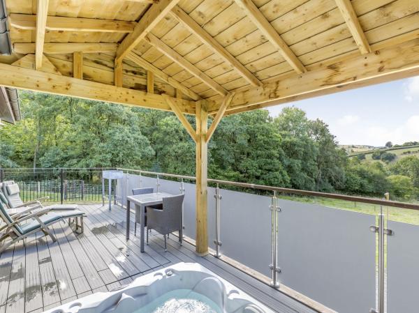 Hot tubs & BBQ's all round (New Hampshire private area)